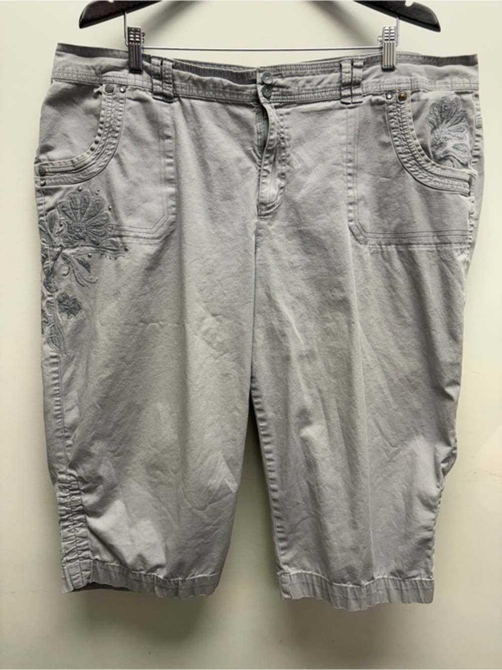 4 for $25 🌿 Gloria Vanderbilt Embroidered Capri Pants Size 22W 🌿